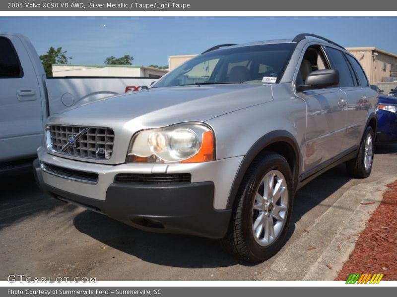 Front 3/4 View of 2005 XC90 V8 AWD