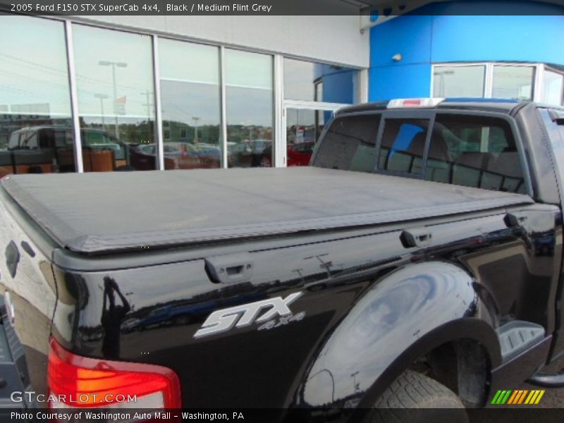 Black / Medium Flint Grey 2005 Ford F150 STX SuperCab 4x4