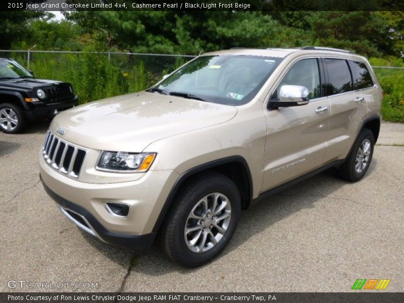 Front 3/4 View of 2015 Grand Cherokee Limited 4x4
