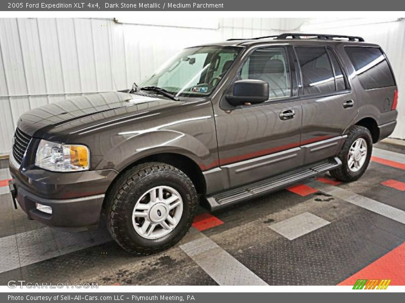 Front 3/4 View of 2005 Expedition XLT 4x4