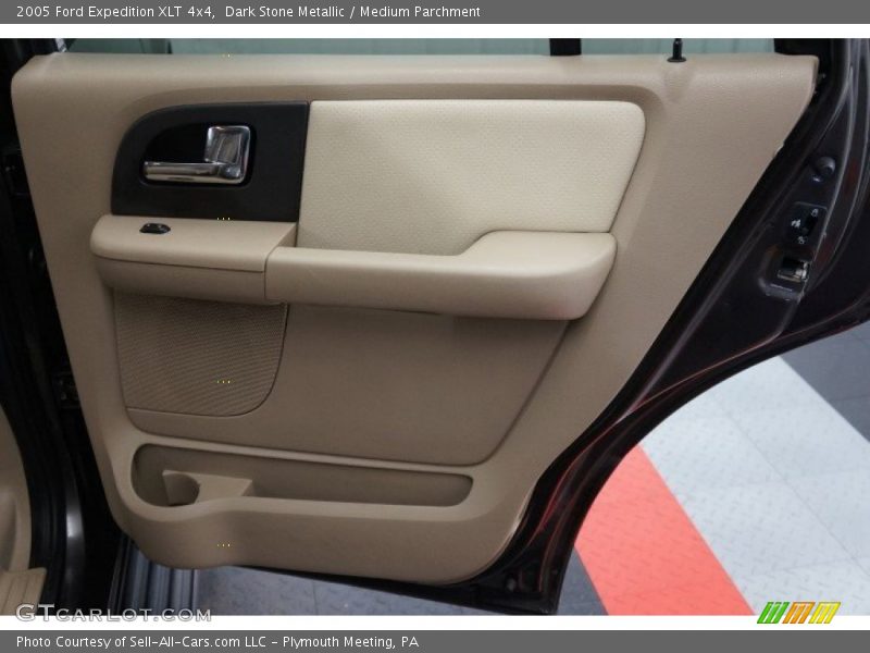 Dark Stone Metallic / Medium Parchment 2005 Ford Expedition XLT 4x4