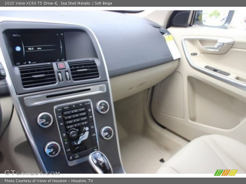 Sea Shell Metallic / Soft Beige 2015 Volvo XC60 T5 Drive-E