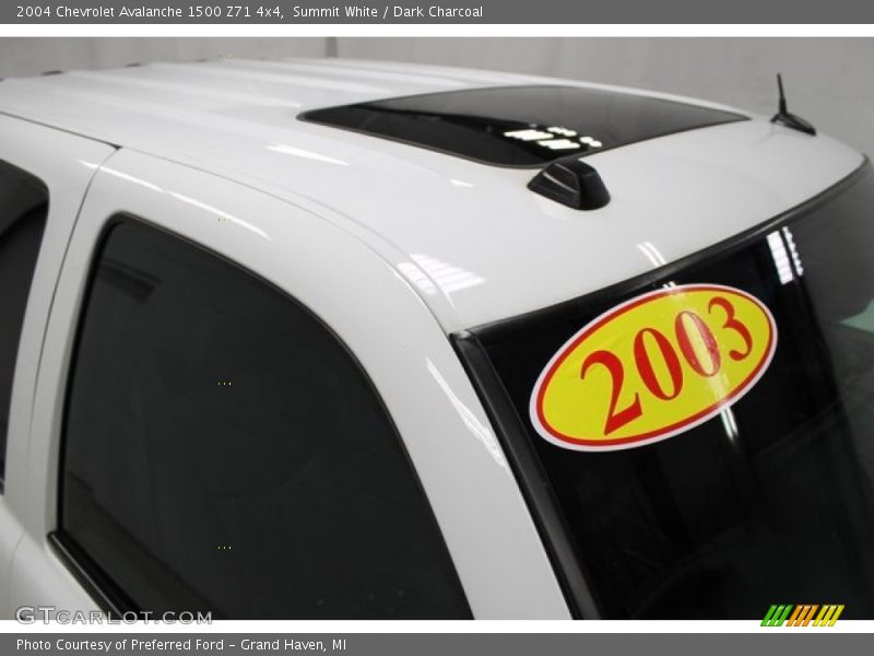 Summit White / Dark Charcoal 2004 Chevrolet Avalanche 1500 Z71 4x4