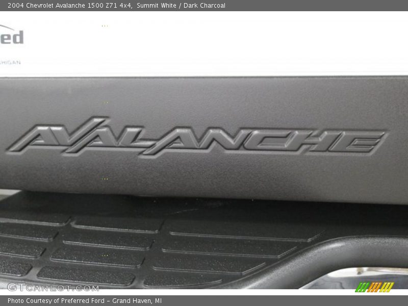Summit White / Dark Charcoal 2004 Chevrolet Avalanche 1500 Z71 4x4