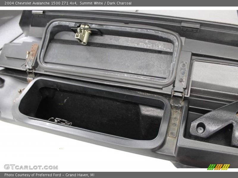 Summit White / Dark Charcoal 2004 Chevrolet Avalanche 1500 Z71 4x4