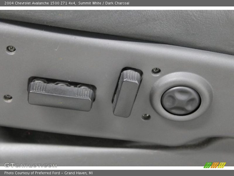 Summit White / Dark Charcoal 2004 Chevrolet Avalanche 1500 Z71 4x4