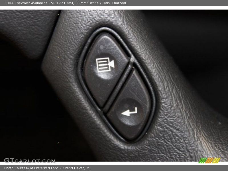 Summit White / Dark Charcoal 2004 Chevrolet Avalanche 1500 Z71 4x4