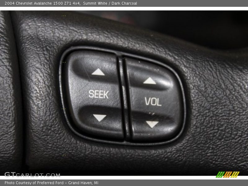 Summit White / Dark Charcoal 2004 Chevrolet Avalanche 1500 Z71 4x4