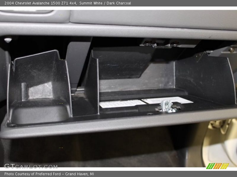Summit White / Dark Charcoal 2004 Chevrolet Avalanche 1500 Z71 4x4