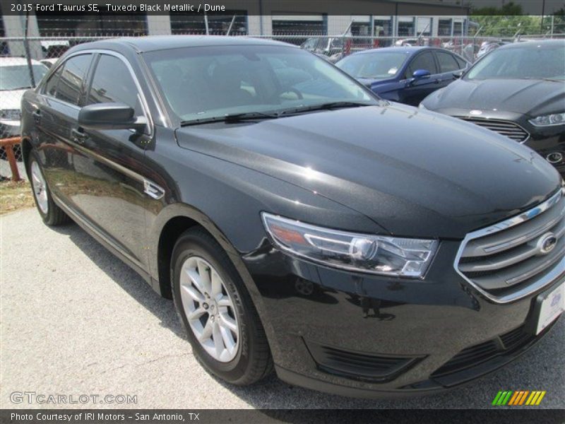 Tuxedo Black Metallic / Dune 2015 Ford Taurus SE