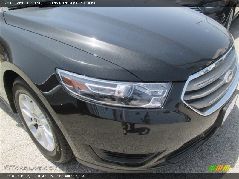 Tuxedo Black Metallic / Dune 2015 Ford Taurus SE