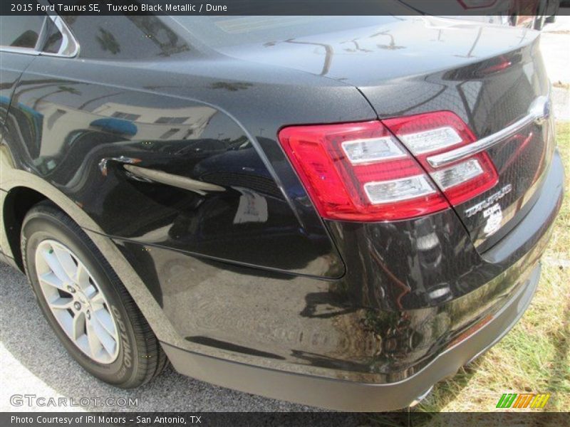Tuxedo Black Metallic / Dune 2015 Ford Taurus SE