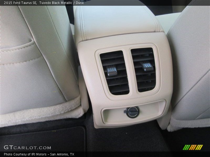 Tuxedo Black Metallic / Dune 2015 Ford Taurus SE