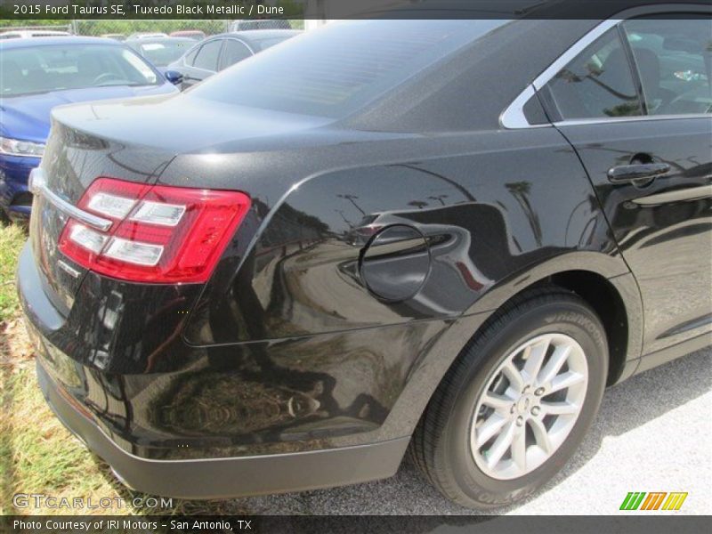 Tuxedo Black Metallic / Dune 2015 Ford Taurus SE