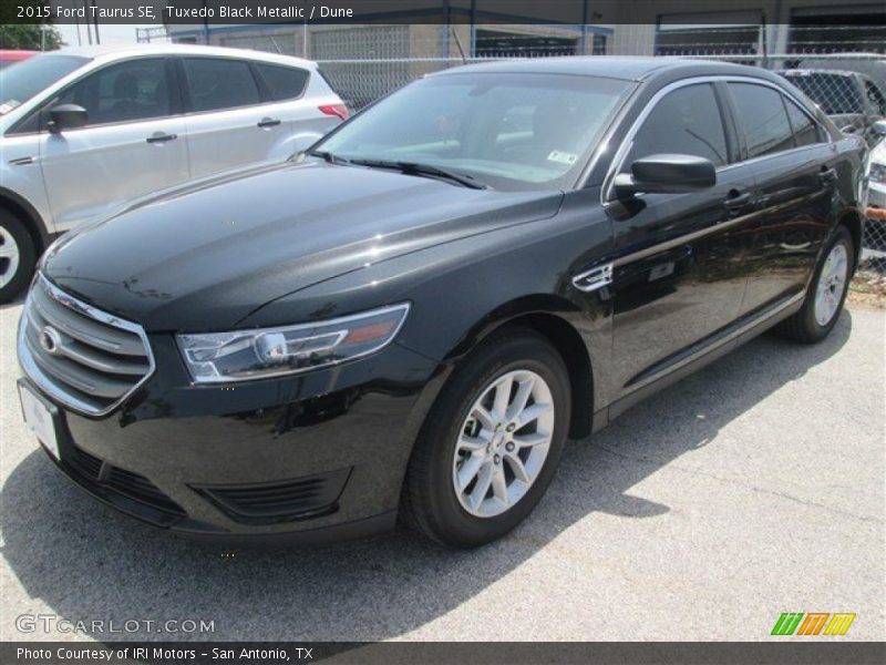 Tuxedo Black Metallic / Dune 2015 Ford Taurus SE