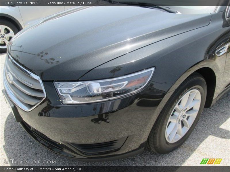 Tuxedo Black Metallic / Dune 2015 Ford Taurus SE