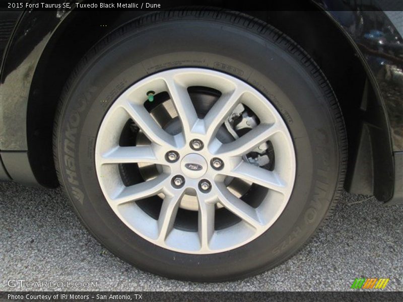 Tuxedo Black Metallic / Dune 2015 Ford Taurus SE