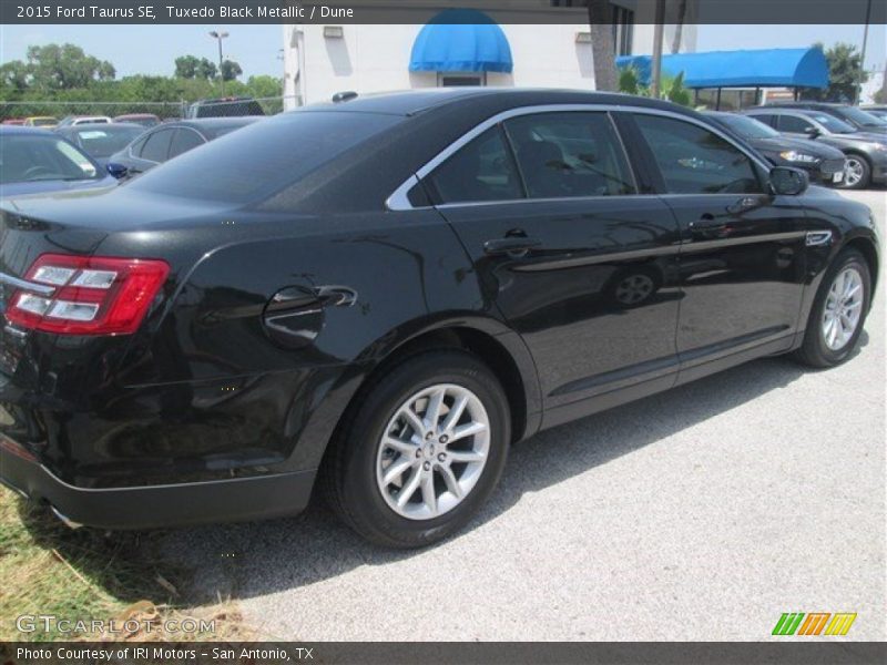 Tuxedo Black Metallic / Dune 2015 Ford Taurus SE