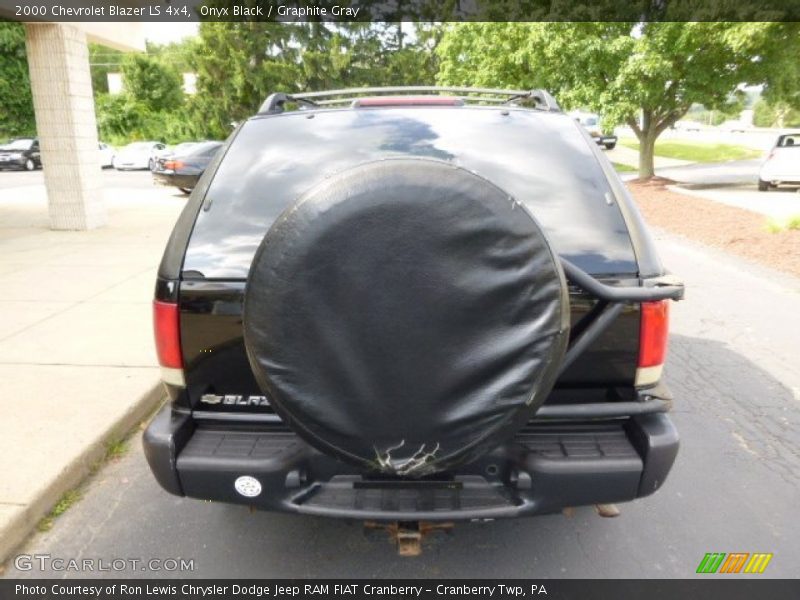 Onyx Black / Graphite Gray 2000 Chevrolet Blazer LS 4x4