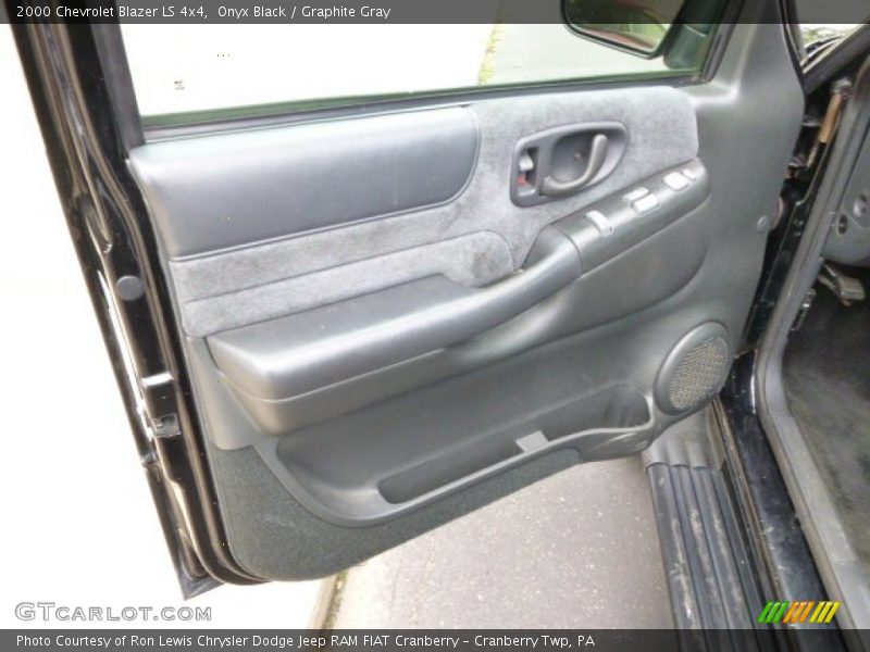 Onyx Black / Graphite Gray 2000 Chevrolet Blazer LS 4x4