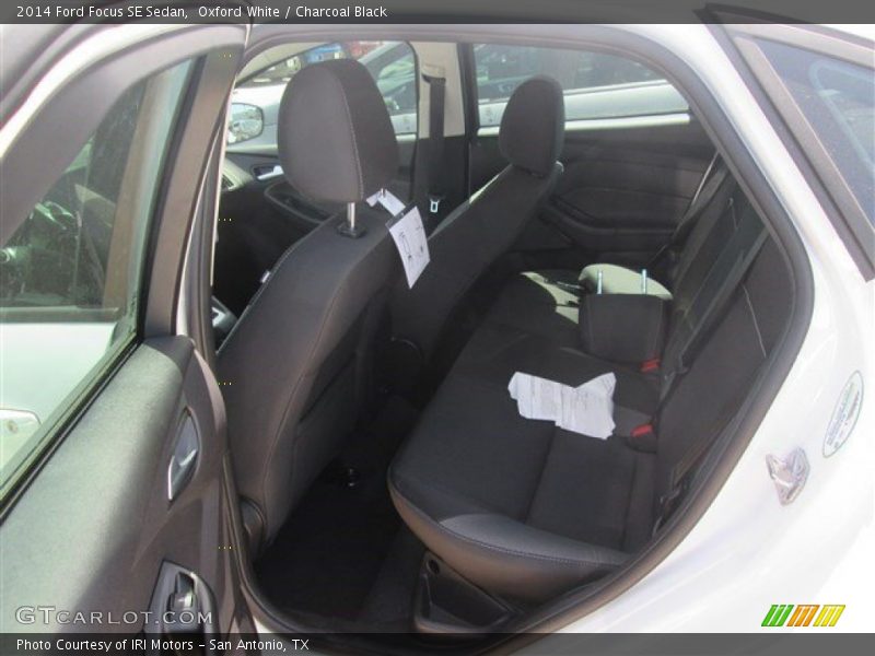 Oxford White / Charcoal Black 2014 Ford Focus SE Sedan