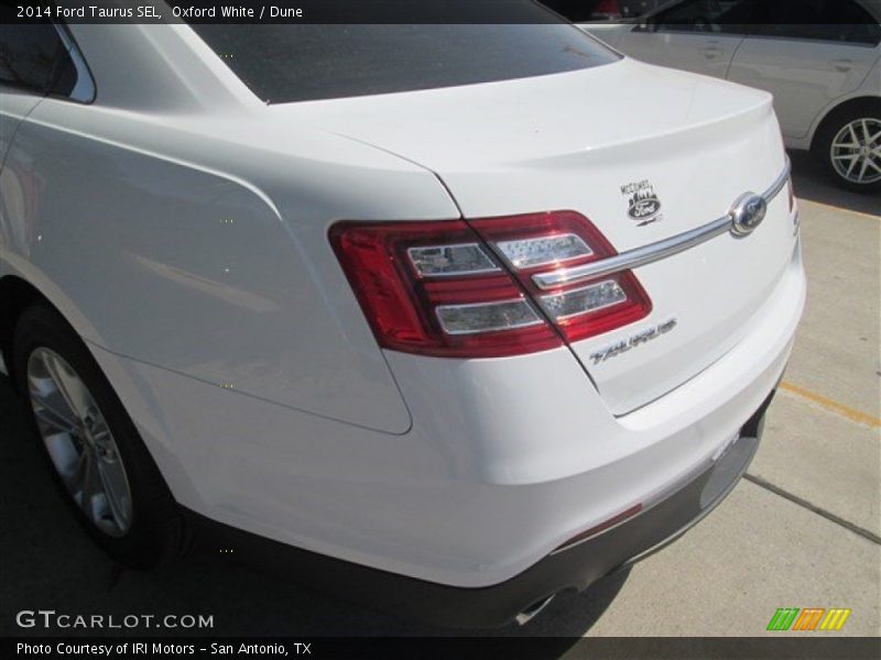 Oxford White / Dune 2014 Ford Taurus SEL