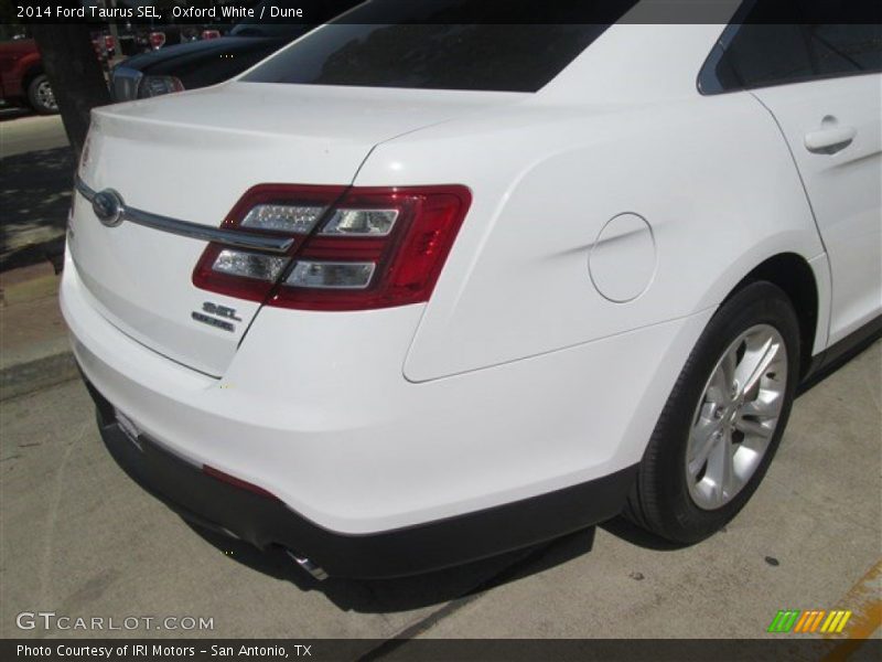 Oxford White / Dune 2014 Ford Taurus SEL