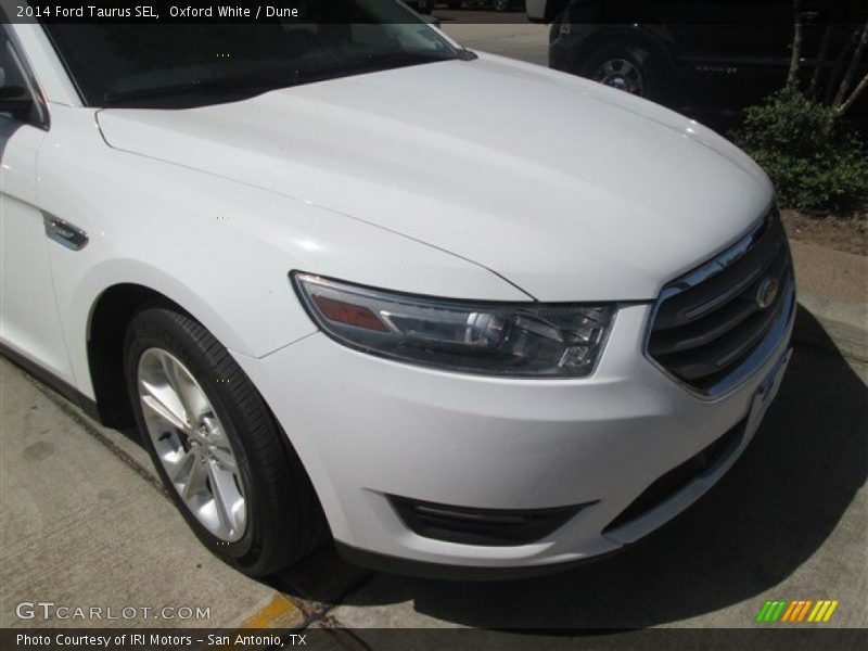 Oxford White / Dune 2014 Ford Taurus SEL