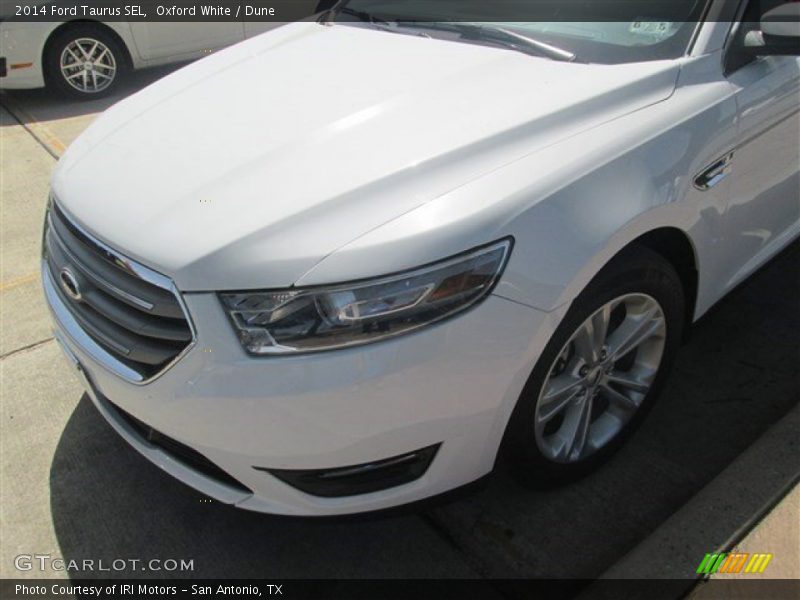 Oxford White / Dune 2014 Ford Taurus SEL