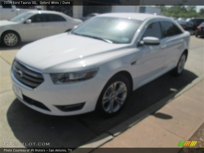 Oxford White / Dune 2014 Ford Taurus SEL