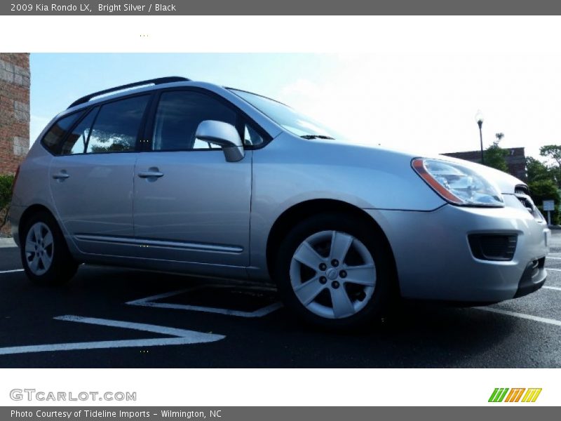 Bright Silver / Black 2009 Kia Rondo LX