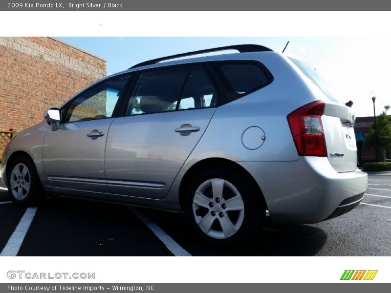 Bright Silver / Black 2009 Kia Rondo LX