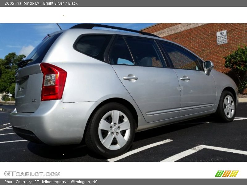 Bright Silver / Black 2009 Kia Rondo LX