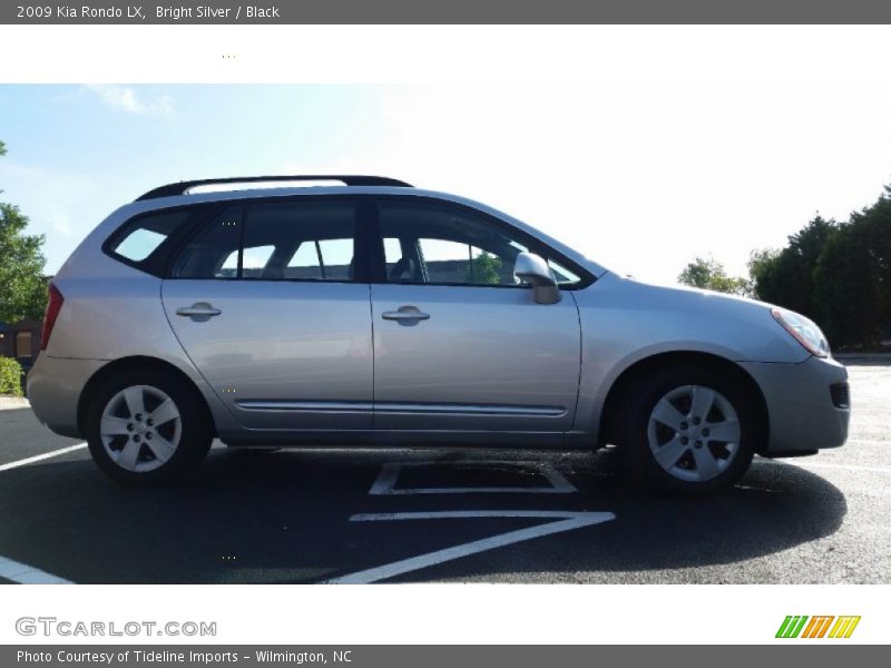 Bright Silver / Black 2009 Kia Rondo LX