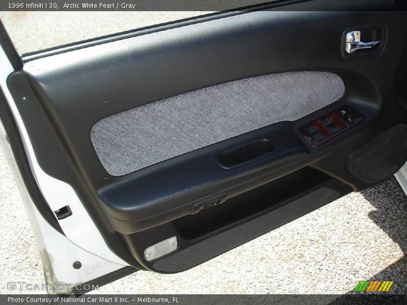 Arctic White Pearl / Gray 1996 Infiniti I 30