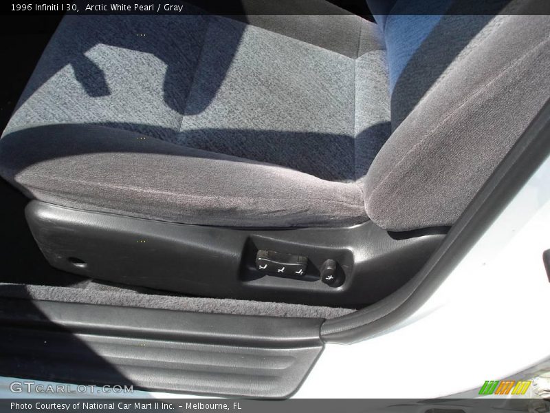 Arctic White Pearl / Gray 1996 Infiniti I 30