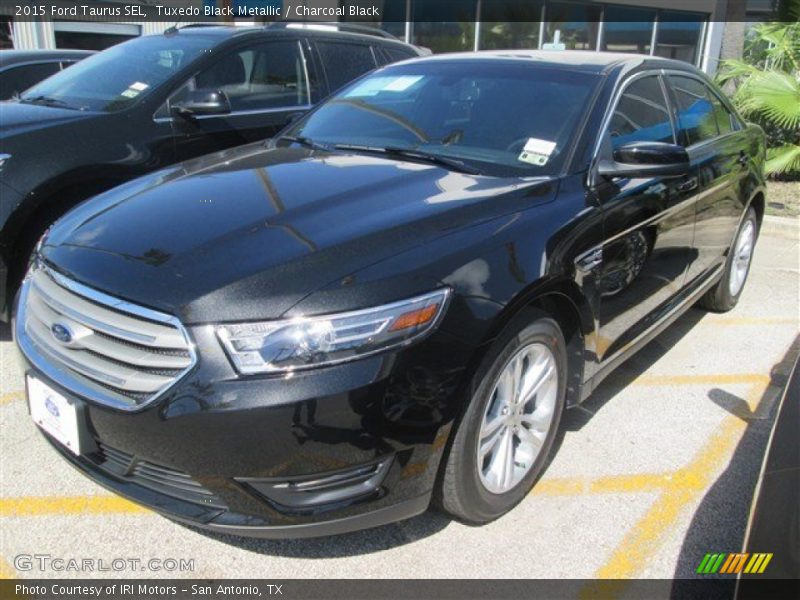 Tuxedo Black Metallic / Charcoal Black 2015 Ford Taurus SEL
