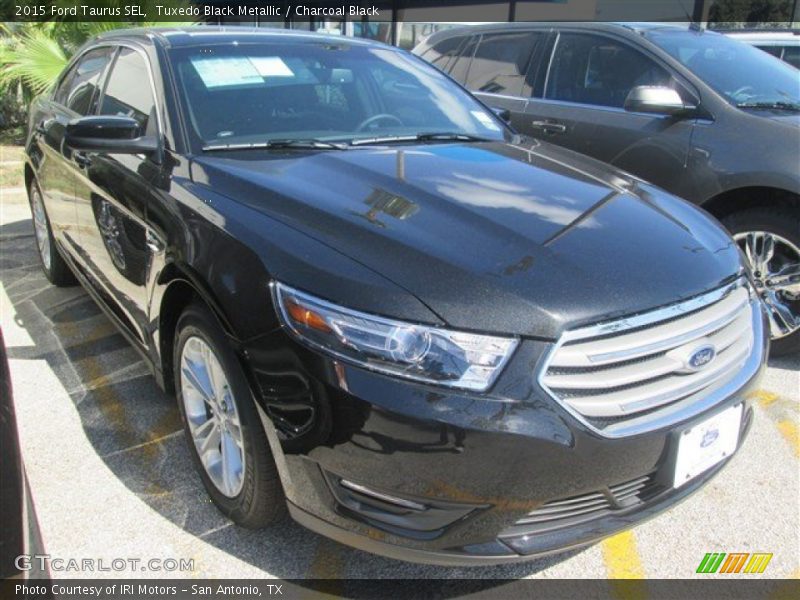 Tuxedo Black Metallic / Charcoal Black 2015 Ford Taurus SEL