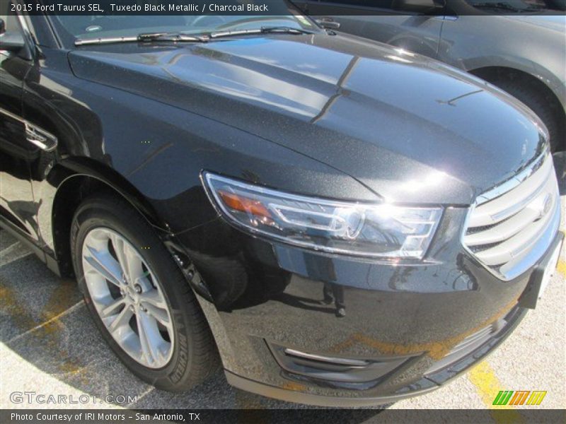 Tuxedo Black Metallic / Charcoal Black 2015 Ford Taurus SEL