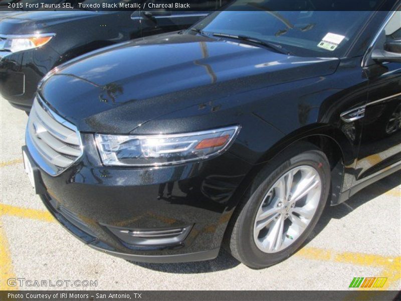 Tuxedo Black Metallic / Charcoal Black 2015 Ford Taurus SEL