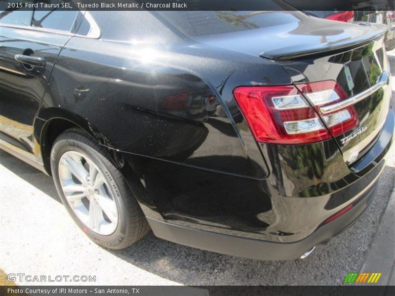 Tuxedo Black Metallic / Charcoal Black 2015 Ford Taurus SEL