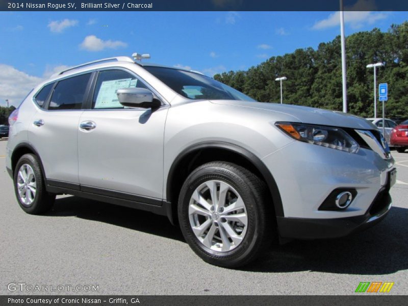 Front 3/4 View of 2014 Rogue SV