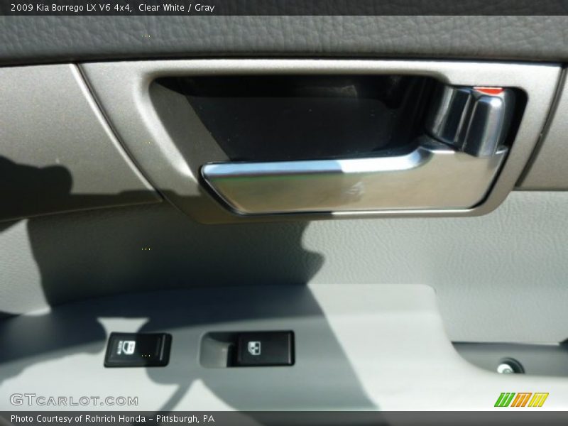 Clear White / Gray 2009 Kia Borrego LX V6 4x4