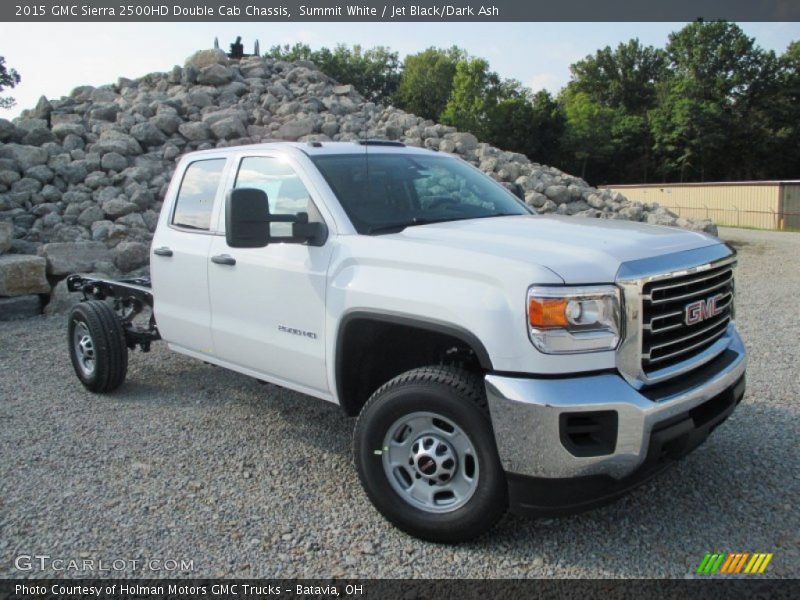 Front 3/4 View of 2015 Sierra 2500HD Double Cab Chassis