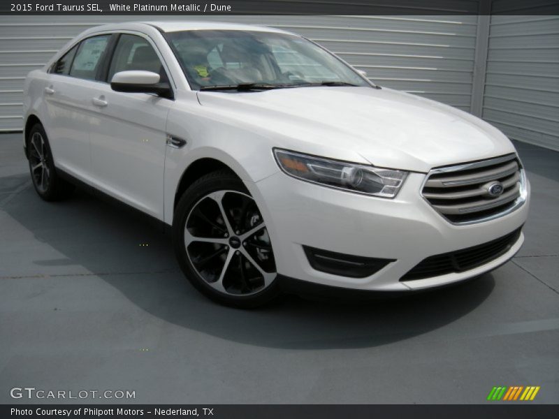 Front 3/4 View of 2015 Taurus SEL