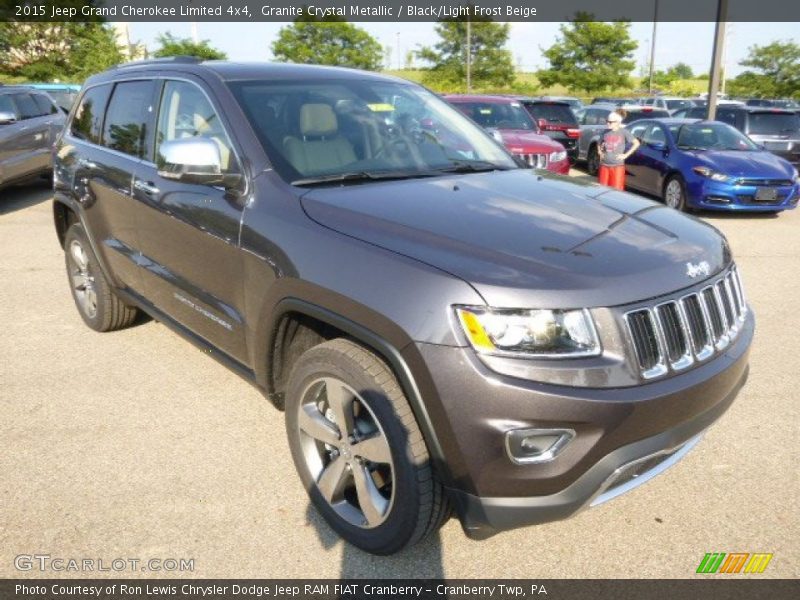 Front 3/4 View of 2015 Grand Cherokee Limited 4x4