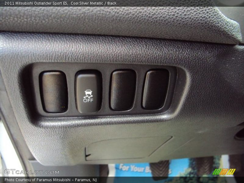 Cool Silver Metallic / Black 2011 Mitsubishi Outlander Sport ES