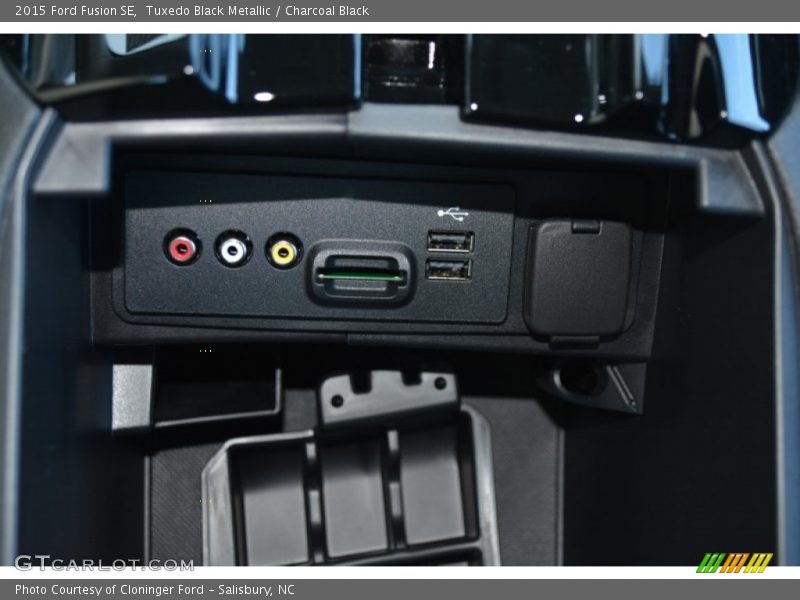 Tuxedo Black Metallic / Charcoal Black 2015 Ford Fusion SE