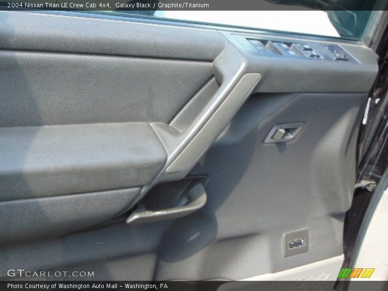 Galaxy Black / Graphite/Titanium 2004 Nissan Titan LE Crew Cab 4x4