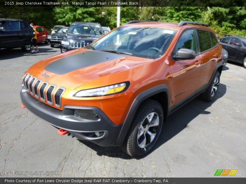 Front 3/4 View of 2015 Cherokee Trailhawk 4x4